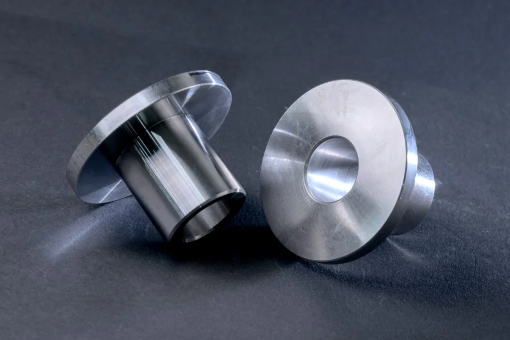 Цилиндрические компоненты с фланцами.