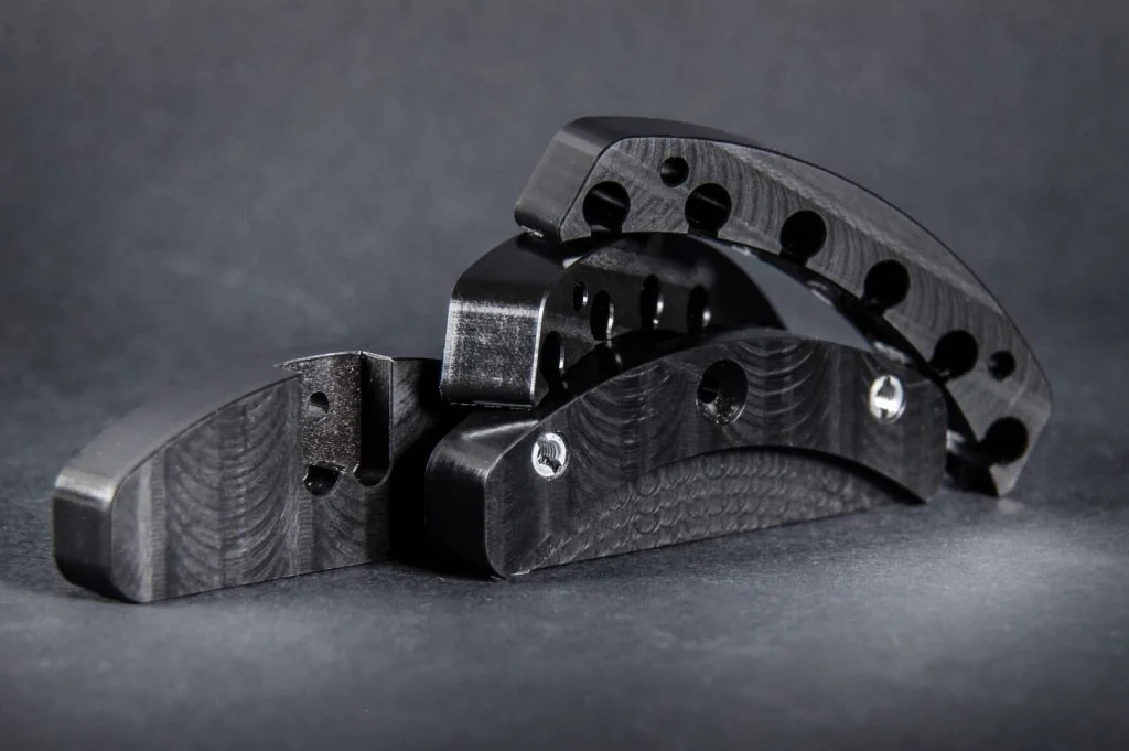 Черный металлический механический компонент.