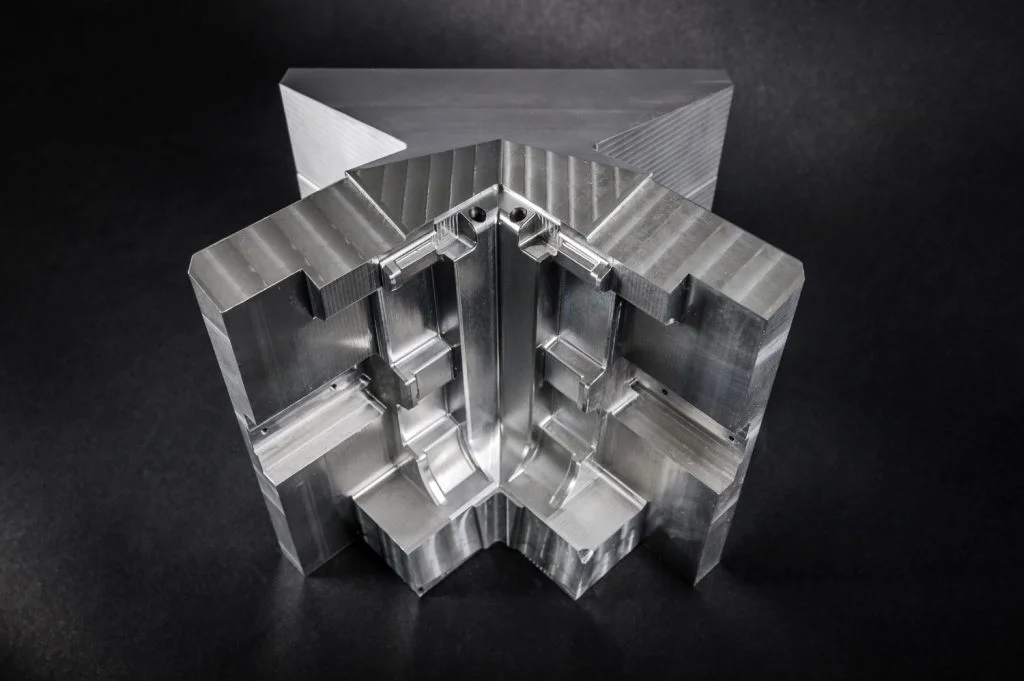 Сложная обработанная металлическая деталь.